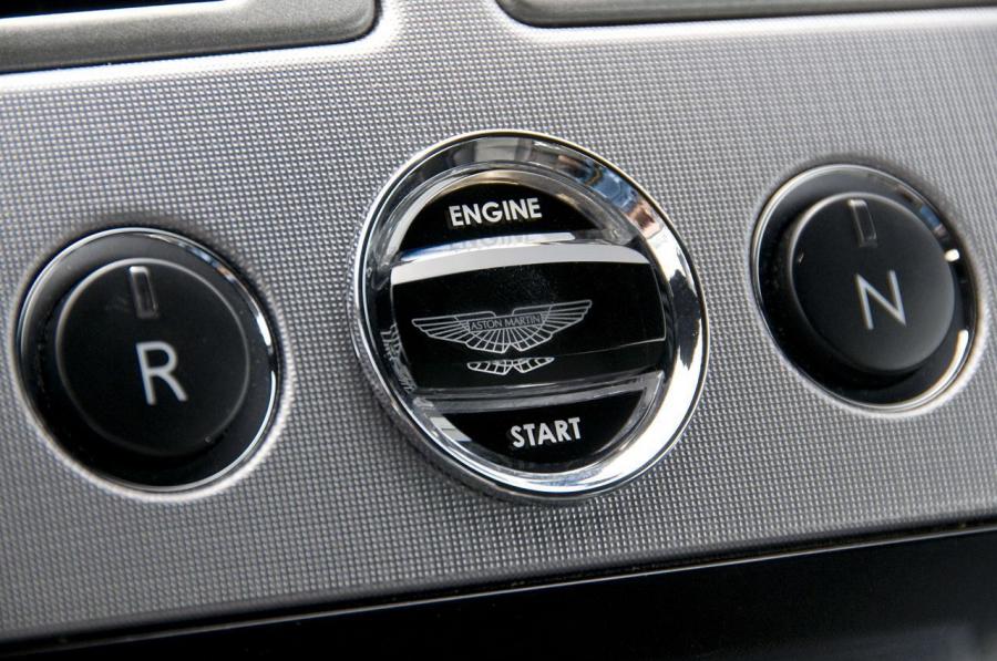 Детали интерьера Aston Martin Rapide 2010 года  (NA) (фото 22 из 57)